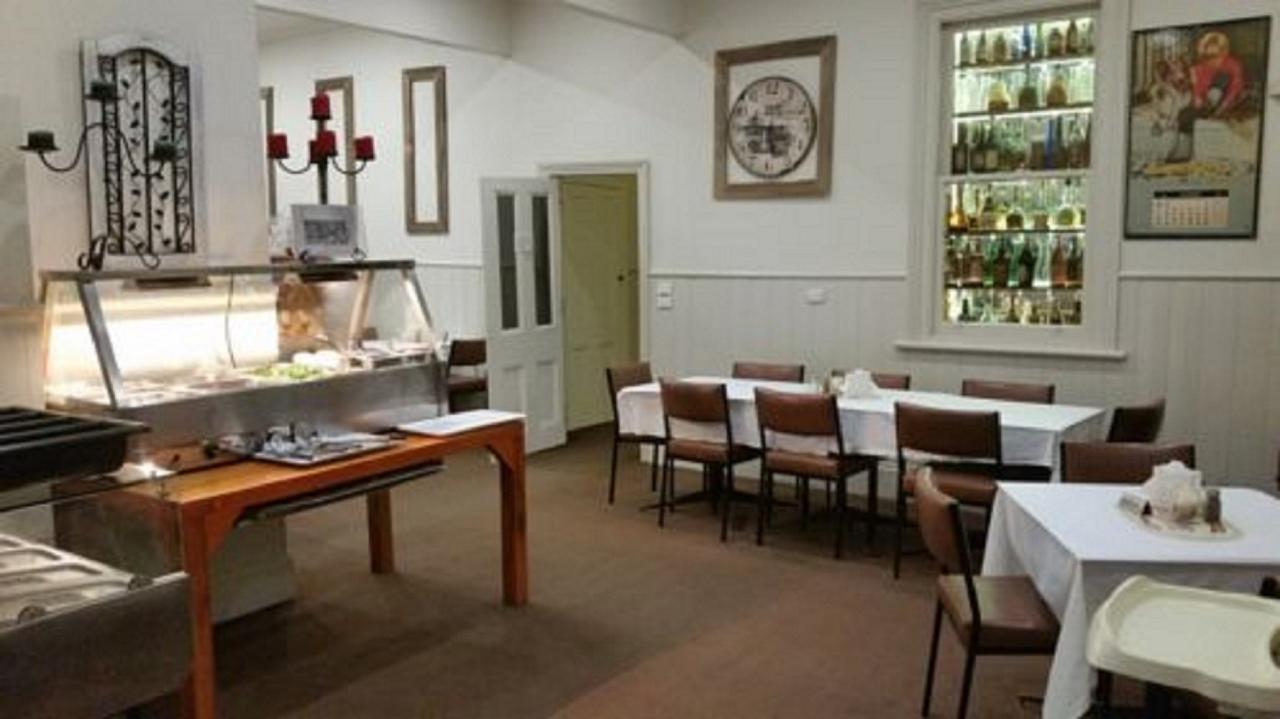 Royal Hotel Snake Valley מראה חיצוני תמונה